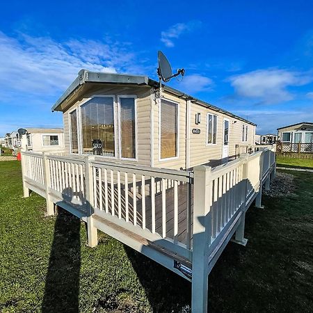 Lovely Caravan With Spacious Decking At North Denes In Suffolk, Ref 40134Nd Лоустофт Екстериор снимка