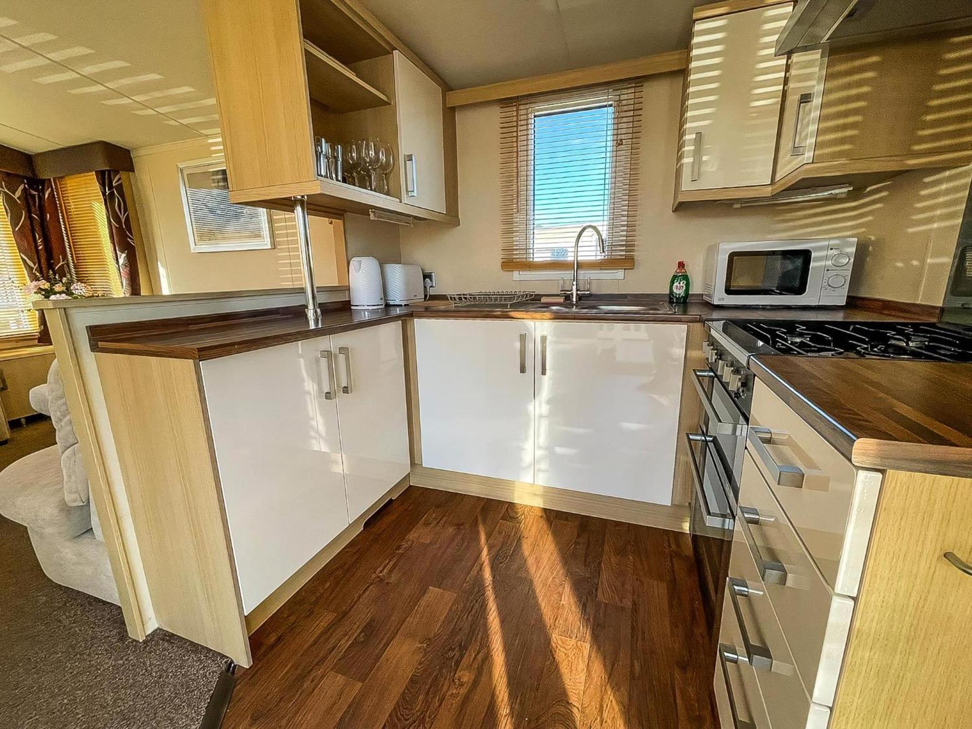 Lovely Caravan With Spacious Decking At North Denes In Suffolk, Ref 40134Nd Лоустофт Екстериор снимка