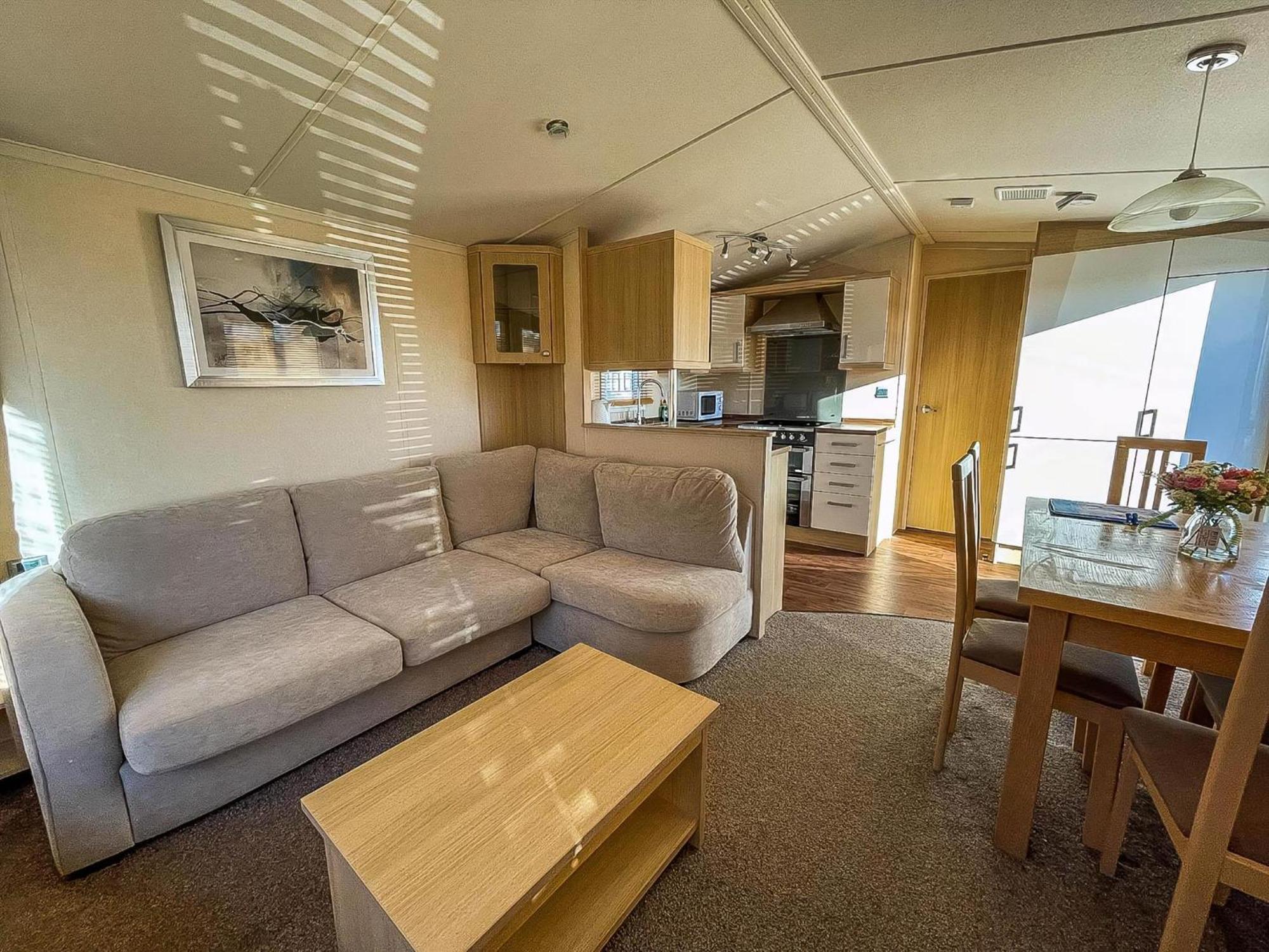 Lovely Caravan With Spacious Decking At North Denes In Suffolk, Ref 40134Nd Лоустофт Екстериор снимка