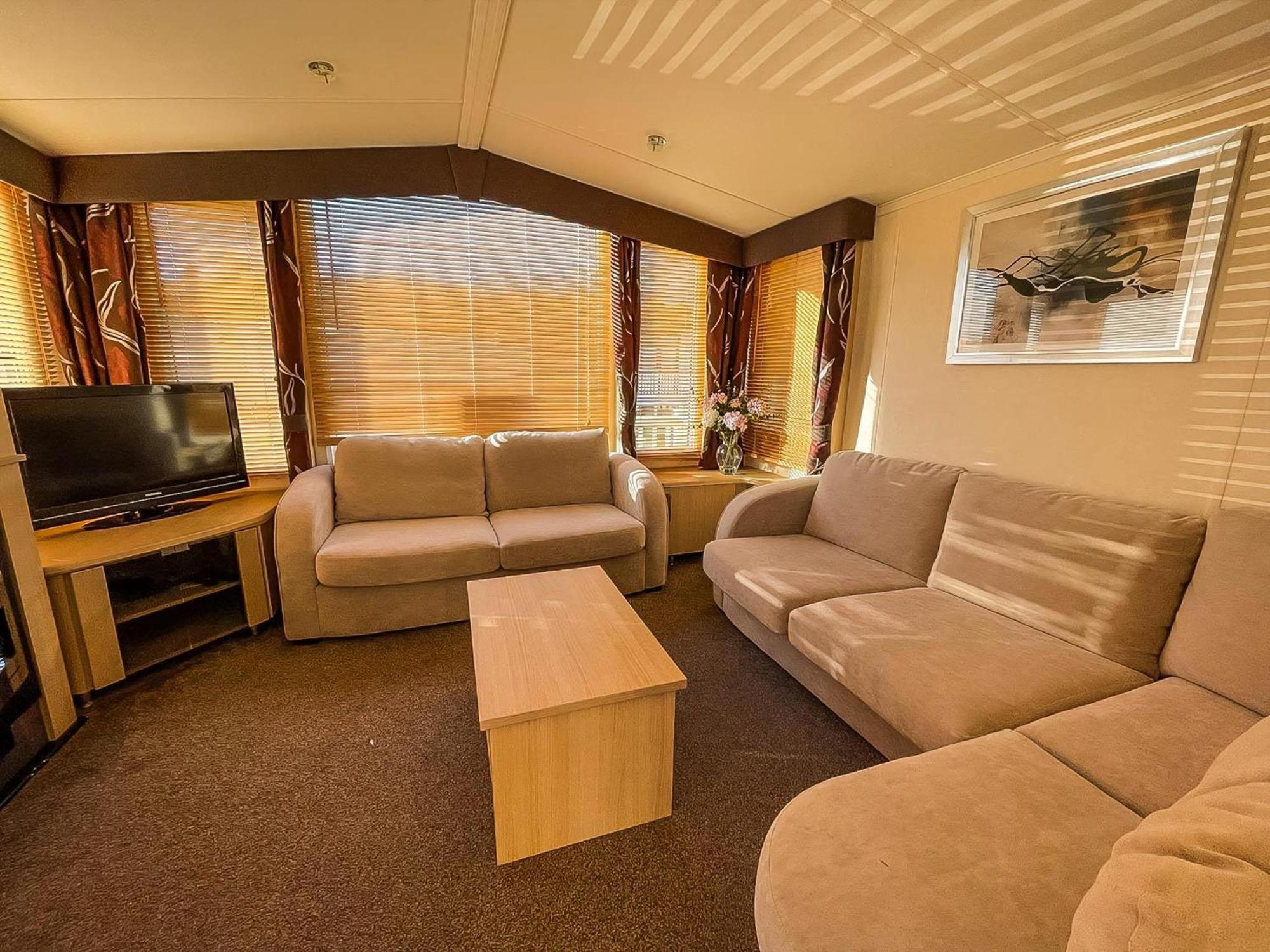Lovely Caravan With Spacious Decking At North Denes In Suffolk, Ref 40134Nd Лоустофт Екстериор снимка