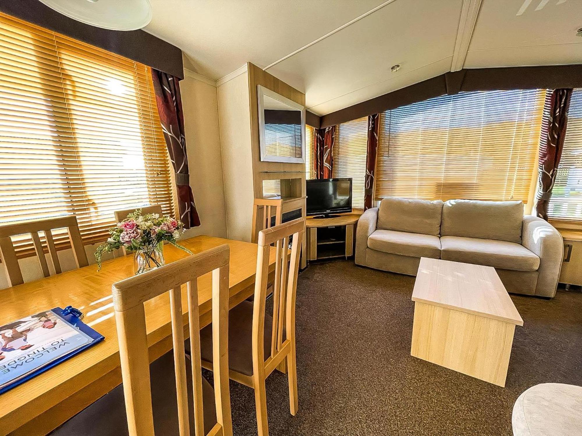 Lovely Caravan With Spacious Decking At North Denes In Suffolk, Ref 40134Nd Лоустофт Екстериор снимка